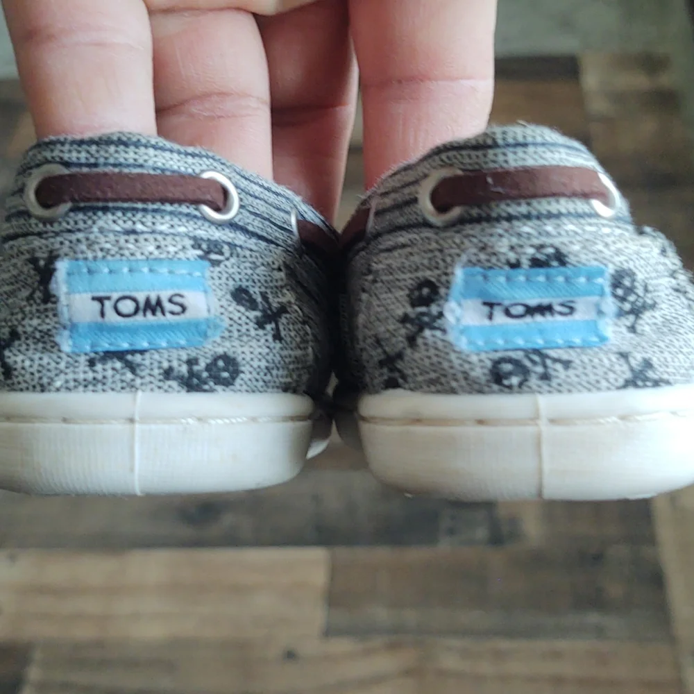 Toms Bimini Chambray Skulls Gray sz 4 Toddler